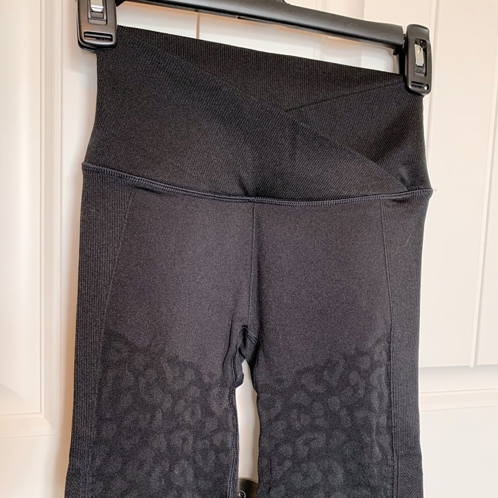 Victoria’s Secret Compression Leggings Tone on Tone Black Leopard Size XS